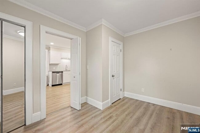 Building Photo - 197 Maple Ave