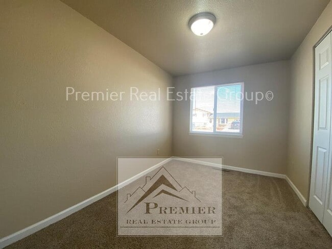 Building Photo - 550 Avenida Del Cielo