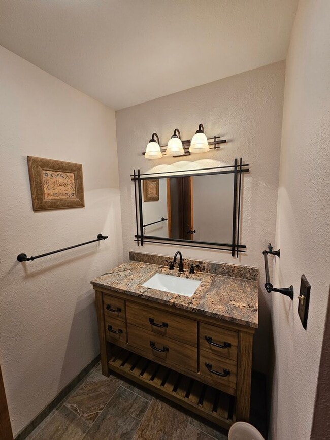 Building Photo - Ski Season Rental! Beautiful home near bus...