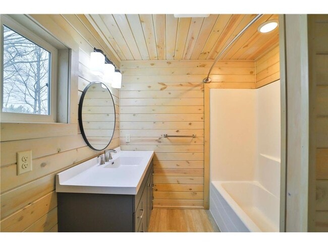 Building Photo - 3 Bedroom, 2 Bathroom Single Family House