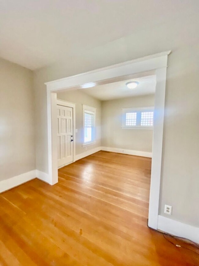 Building Photo - Cute Home with a detached garage