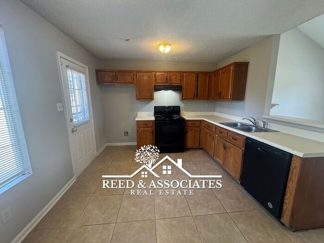 Building Photo - Raleigh Home Located in Quiet Neighborhood!