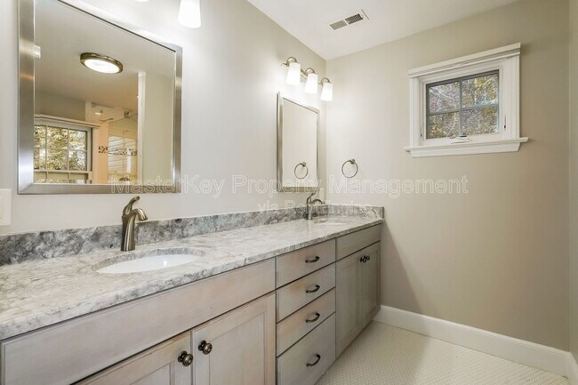 Building Photo - 3401 White Oak Rd