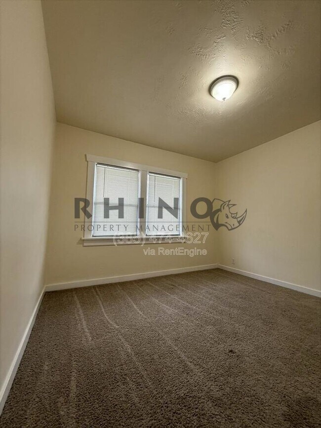Building Photo - 654 E Redondo Ave