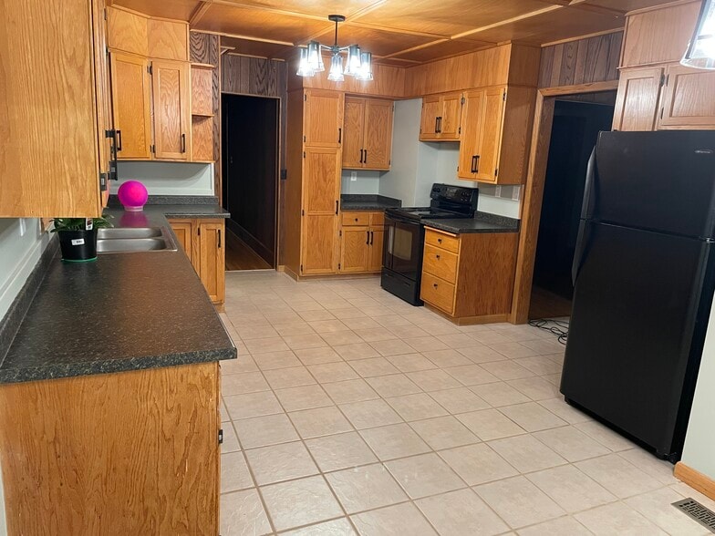 Building Photo - 5185 Samuelson Rd