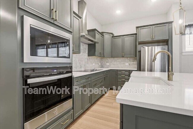 Building Photo - 553 Sound Dr