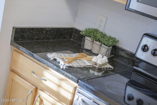 Building Photo - 858 Shoreline Cir