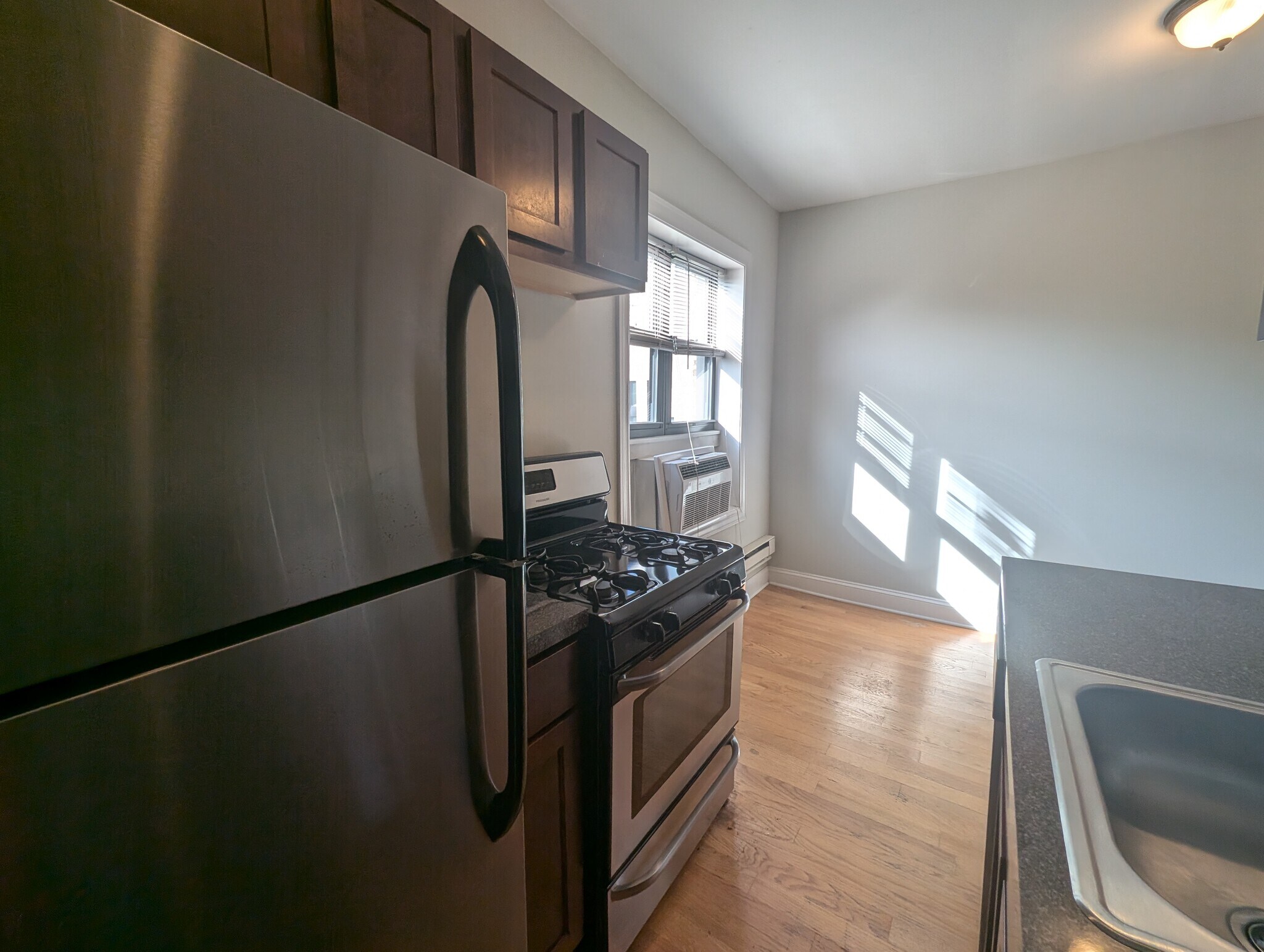 Building Photo - 3732 N Pine Grove Ave