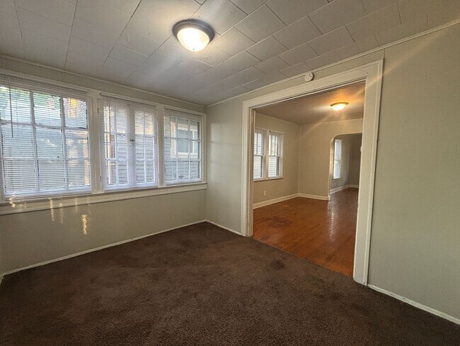 Building Photo - Charming & Updated Two-Story 2 Bedroom / 1...