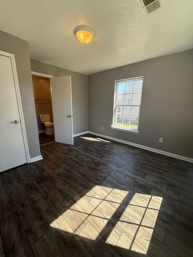 Building Photo - Available Now 2 Bedroom 1 bath House!!