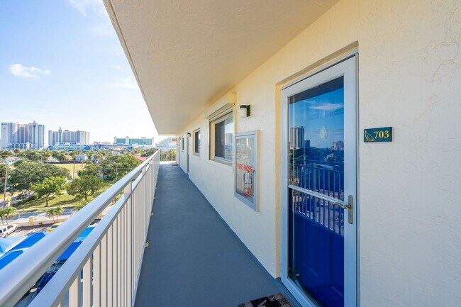 Building Photo - Fully Furnished 1BR/1BA Condo – Riverfront...