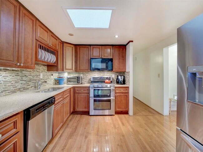 Building Photo - 14 Chopin Ct