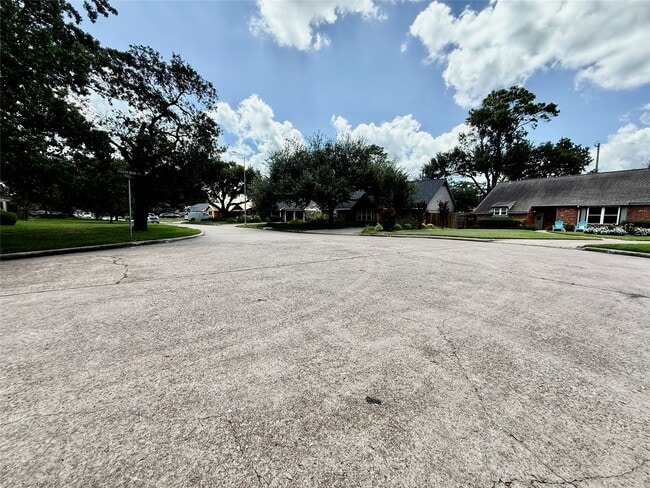 Building Photo - 1631 Shadow Bend Dr