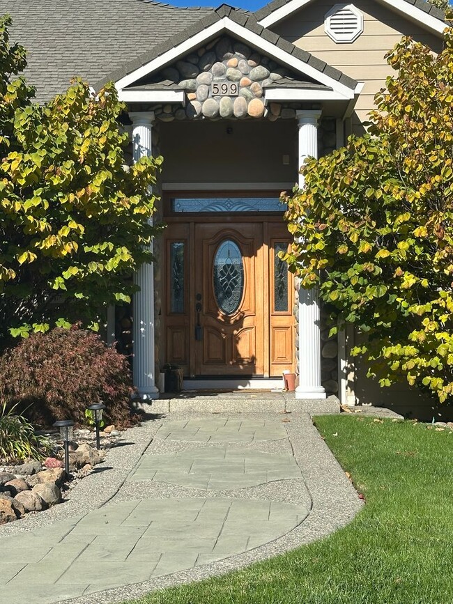 Building Photo - Amazing Price! Amazing Location!