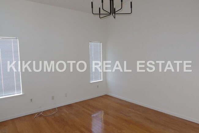 Building Photo - 3 Bedroom 2 1/2 bath Pocket home