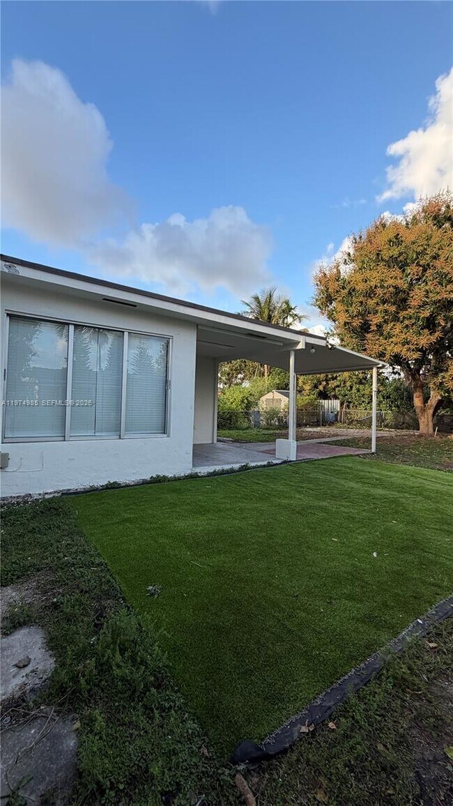 Building Photo - 345 SW 49th Ave