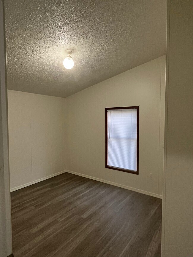 Bedroom #3 w/closet - 2485 Crest Ave