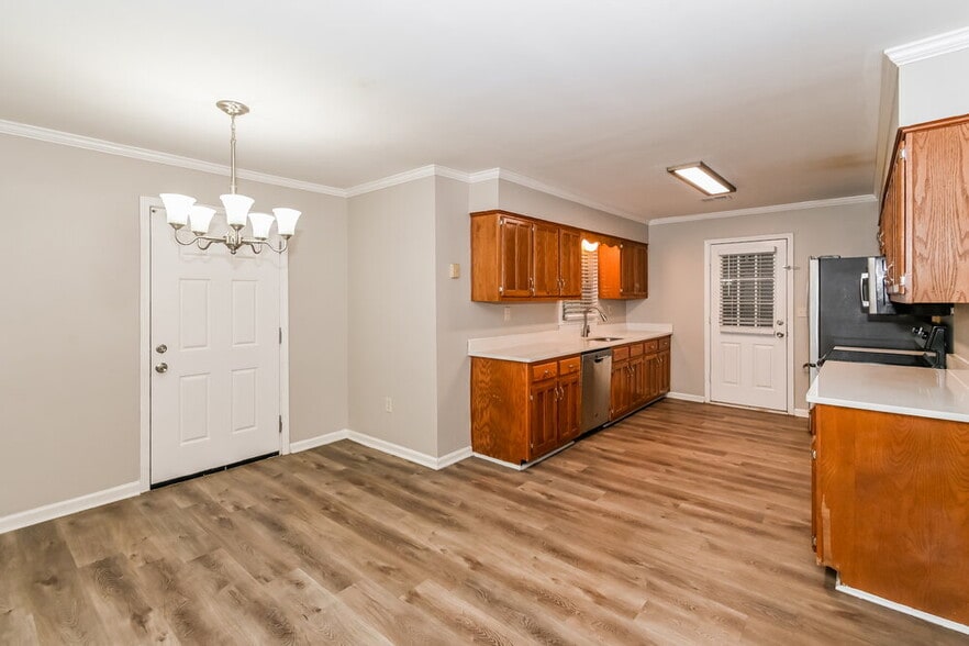 Building Photo - 861 White Pine Dr