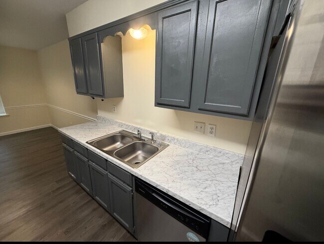 Building Photo - Beautifully updated 3-bedroom, 2.5-bathroom home
