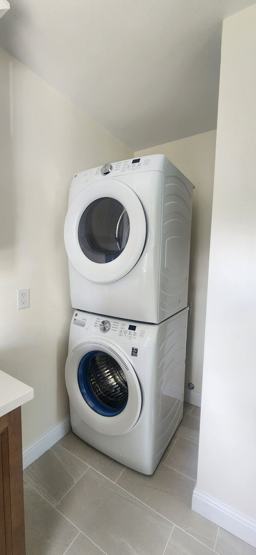 Building Photo - East Sac Charmer