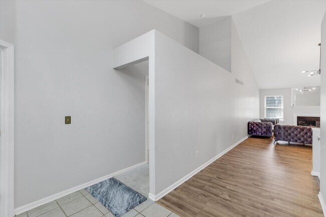 Building Photo - 3381 Cromwell Rd