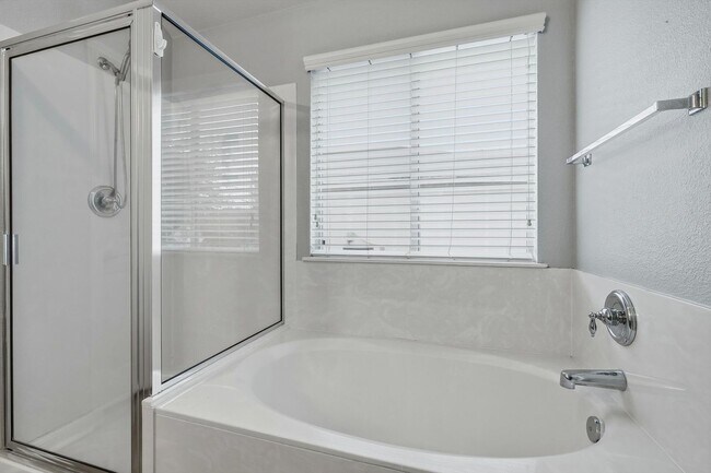 Building Photo - Freshly Painted Spacious 4 Bedroom!