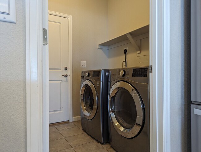 Building Photo - COMING SOON FIRST WEEK OF JUNE! Super SW Longmont location!