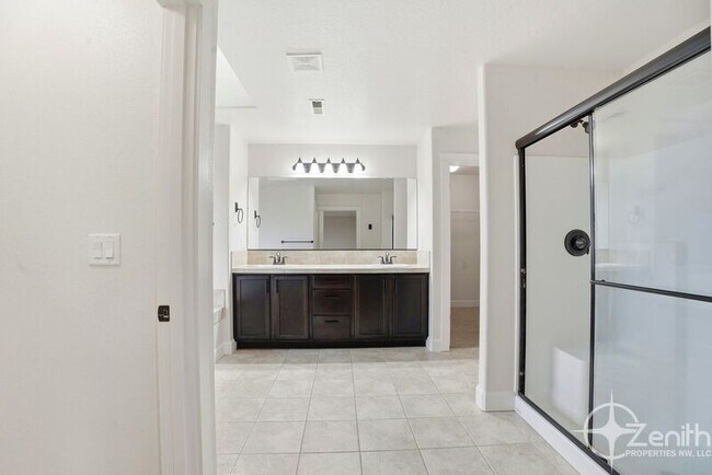 Building Photo - 15205 NE 102nd Way