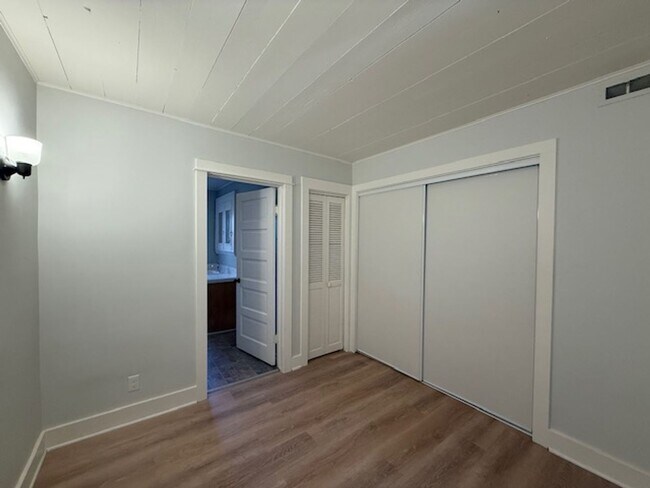 Building Photo - Updated ground floor unit in vintage duple...