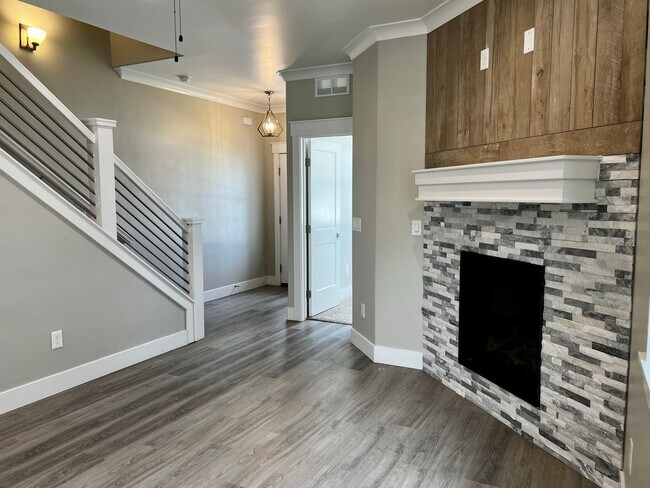 Building Photo - 4 Bedroom 3 Bath New Star Development