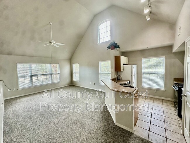 Building Photo - 5631 Rosehill Rd