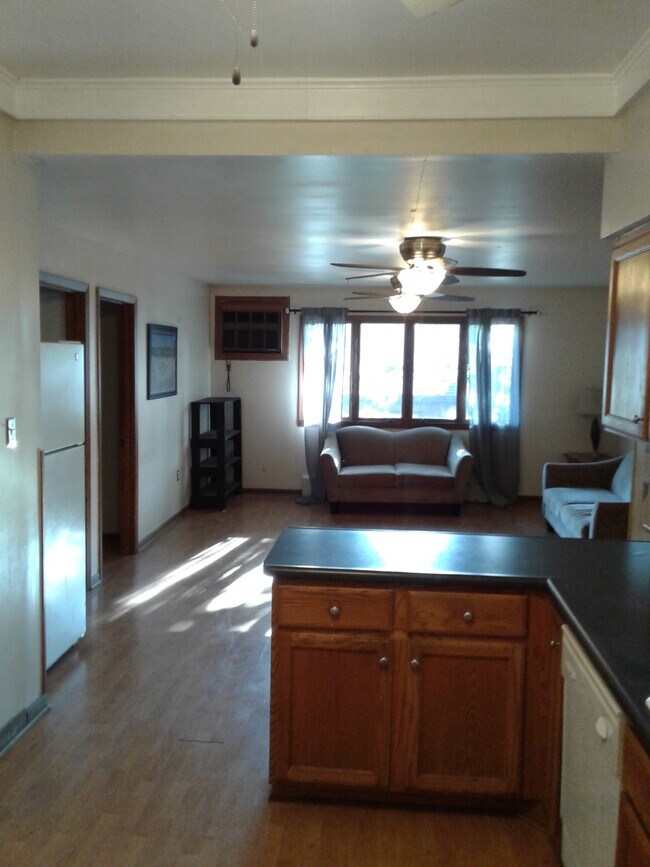 kitchen to family room - 818 N 11th Ave