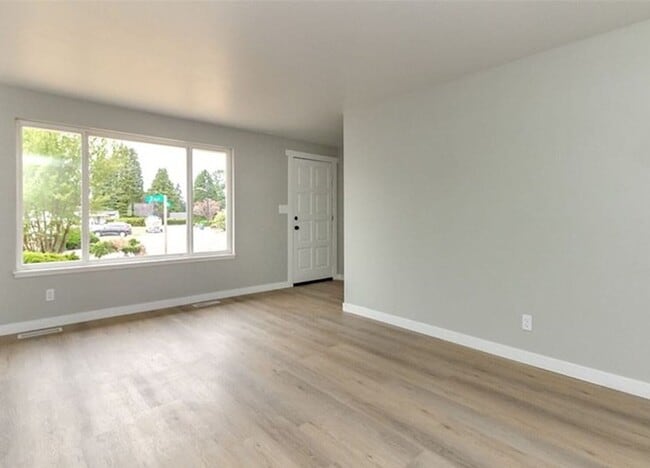 Building Photo - Beautiful 3 Bedroom Home on Spacious Lot in Federal Way