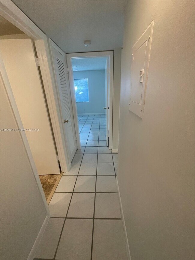 Building Photo - 485 Flanders K