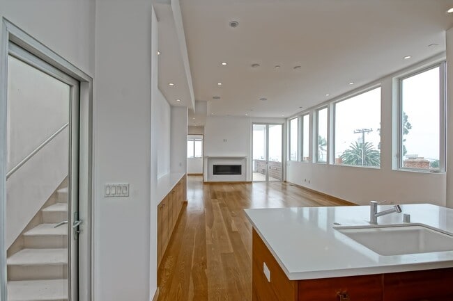 Building Photo - 4BR3.5BA + OFFICE! NEWER CONSTRUCTION, MOD...