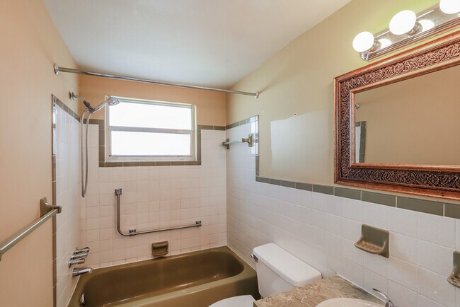 Building Photo - 3724 Redwood Dr