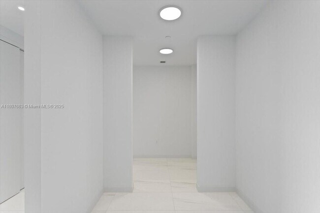 Building Photo - 300 Biscayne Blvd Way