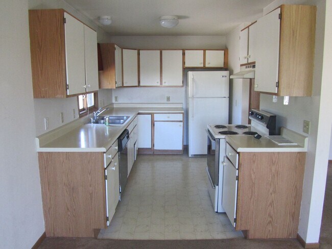 Building Photo - Affordable Stoughton 2-Bedroom Apartment with FREE Heat