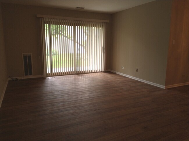 Building Photo - 936 Surrey Dr