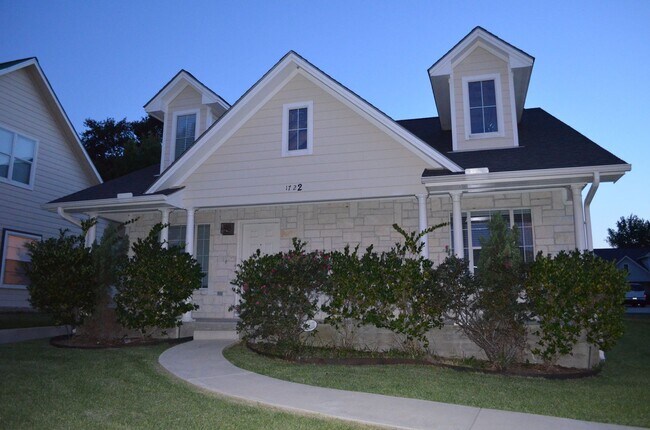 Building Photo - Available August 2026! 4 Bed/4 Bath Less t...