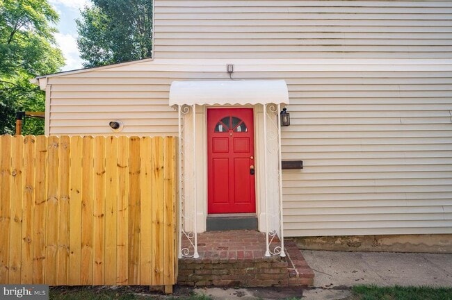 Building Photo - 207 E Nelson Ave