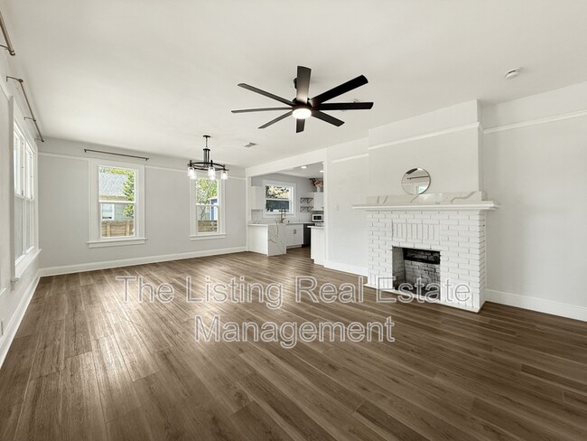 Building Photo - 308 E Hanna Ave