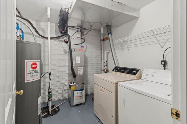 Building Photo - Spacious 3-Bed, 2.5-Bath Home – In-Unit Laundry, 2-Car Garage, and Pet Friendly