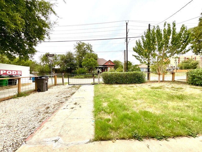Building Photo - Spacious 2-Bedroom Home Steps from Restaur...