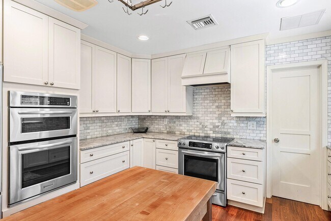 Building Photo - 2121 Areca Palm Rd