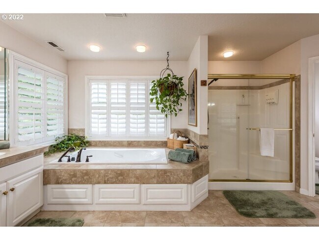 Building Photo - Beautiful West Linn 4 Bedroom Home - An En...