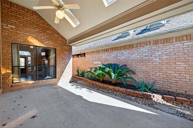 Building Photo - 8023 Oakwood Hollow St