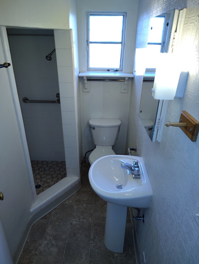 Building Photo - elvecino 7/35/10 - C