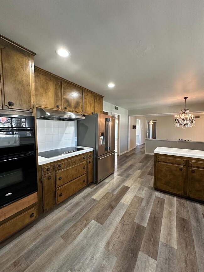 Building Photo - 1310 W Magill Ave