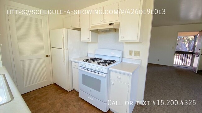 Building Photo - Cat Friendly Downtown Pacific Grove Apartm...